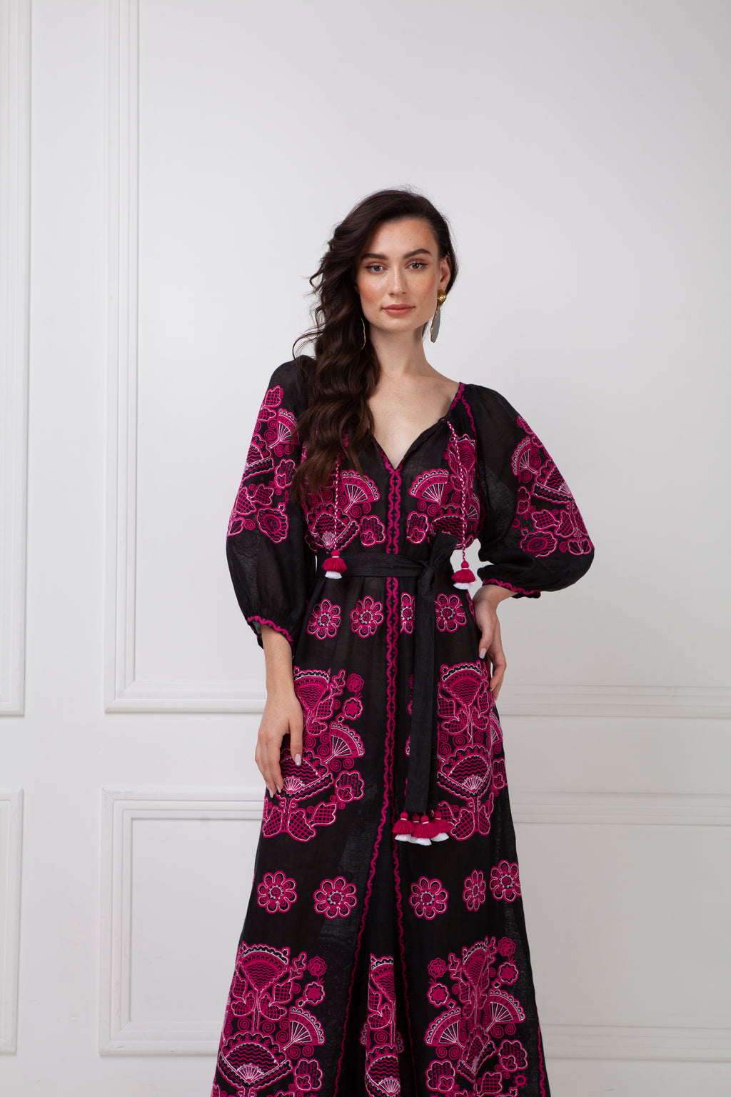 Foberini, Embroidered dress, pink and white, linen, floral motif, hand-embroidered – embroidery detail