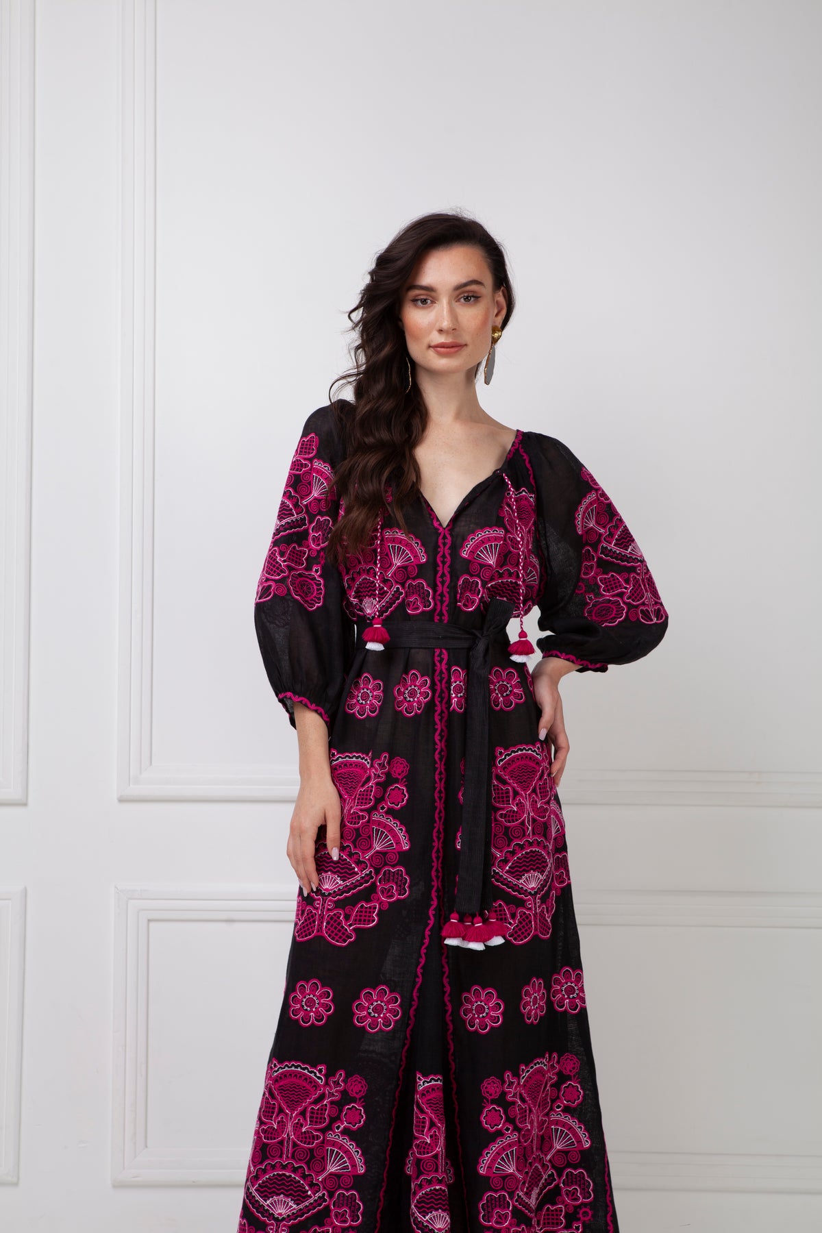 Foberini, Embroidered dress, pink and white, linen, floral motif, hand-embroidered – embroidery detail