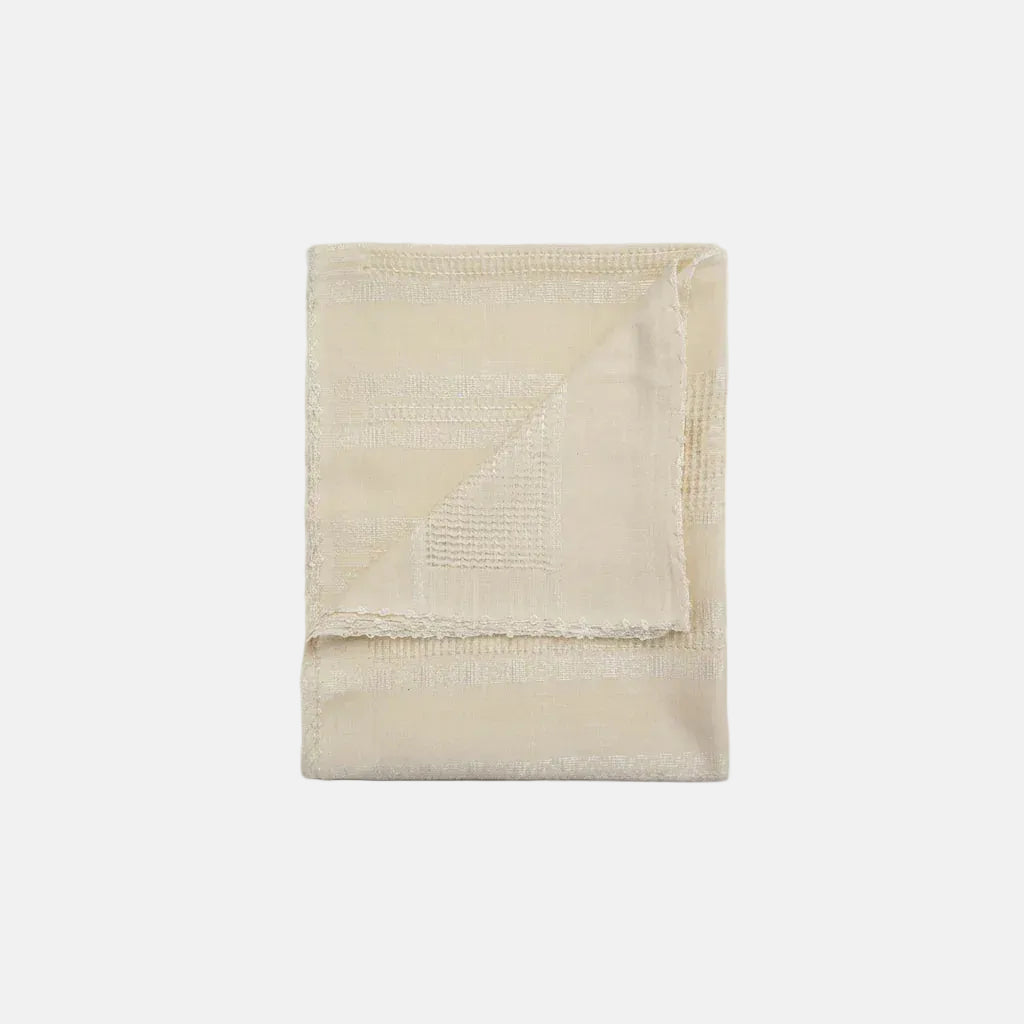 Fata de masa lucrata manual