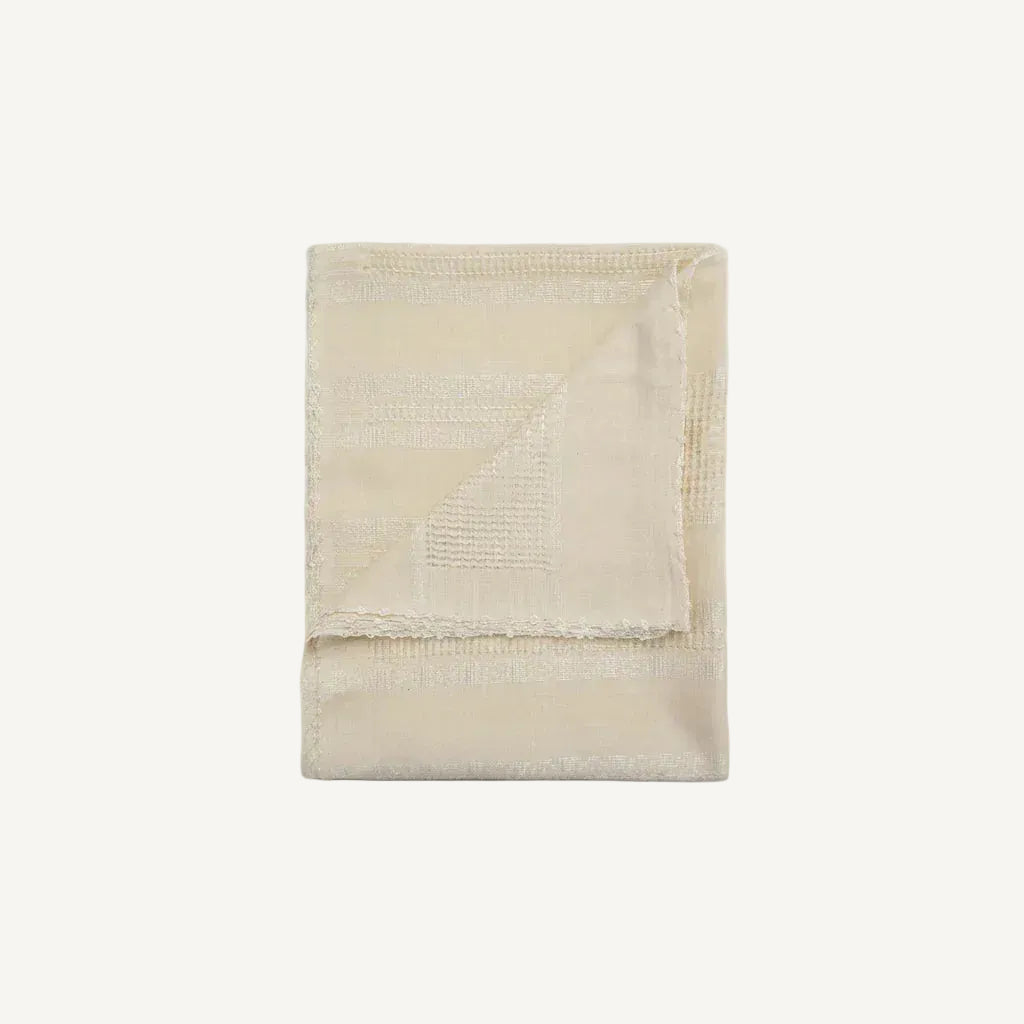 Fata de masa lucrata manual