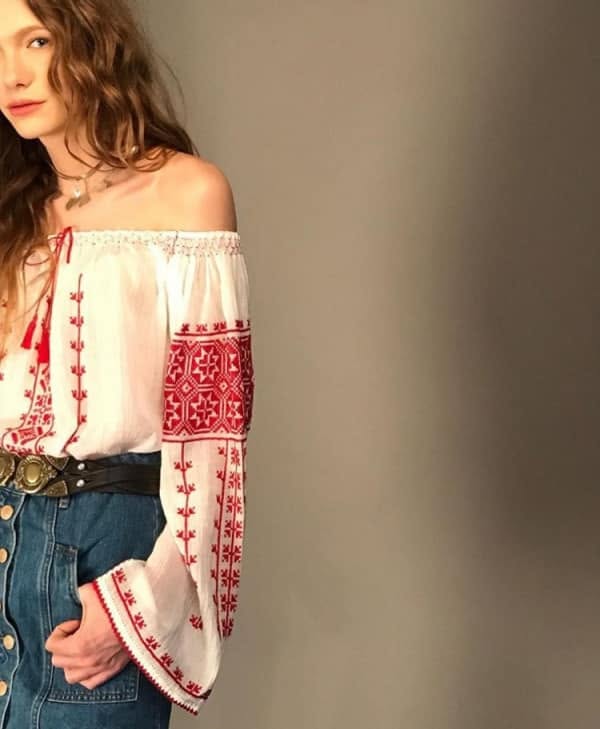 Woman wearing la blouse roumaine with red embroidery an