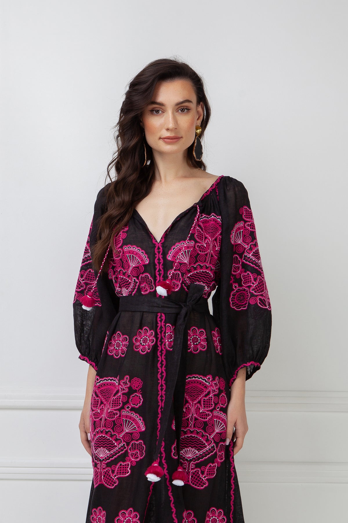 Foberini, Embroidered dress, pink and white, linen, floral motif, hand-embroidered – fabric detail