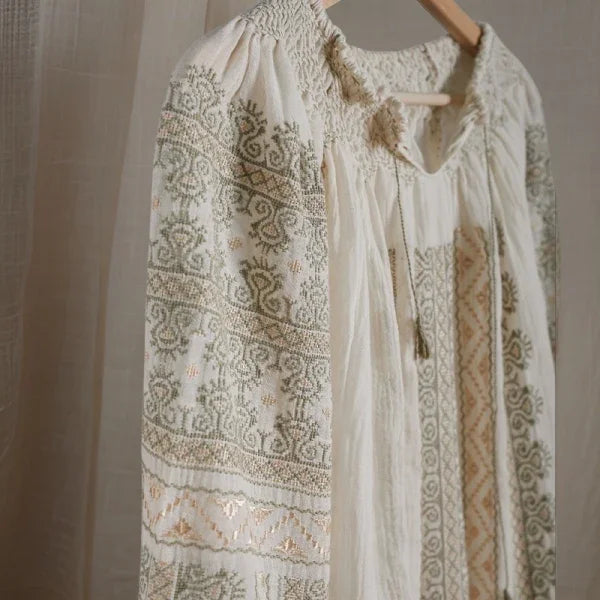 Rochie Traditionalã 'Creasta Cocoșului' Lucrată Manual
